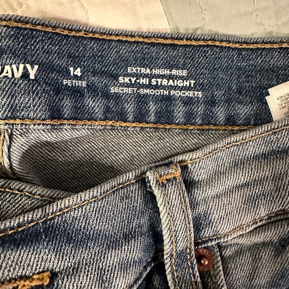 NWT Old Navy Extra-High Wasted Button-Fly Ripped Cut-Off Straight Ankle Jeans - Picture 5 of 7